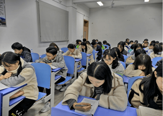 经济治理学院开展“学手册、知规范、见行动”主题教育运动_xingkong.com(图1)
经济治理学院开展“学手册、知规范、见行动”主题教育运动_xingkong.com(图1)