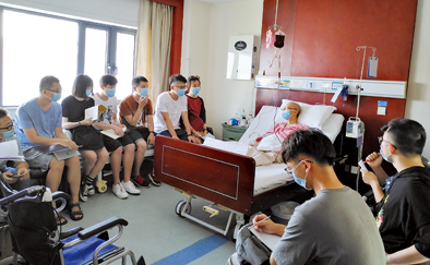 罗桐社区:老党员为民服务做好事_星空官网登录(图2) 星空官网登录